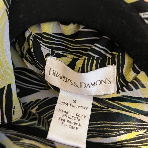 Be beach day ready in this yellow and black monstera leaf top. Size small - Picture 4 of 4